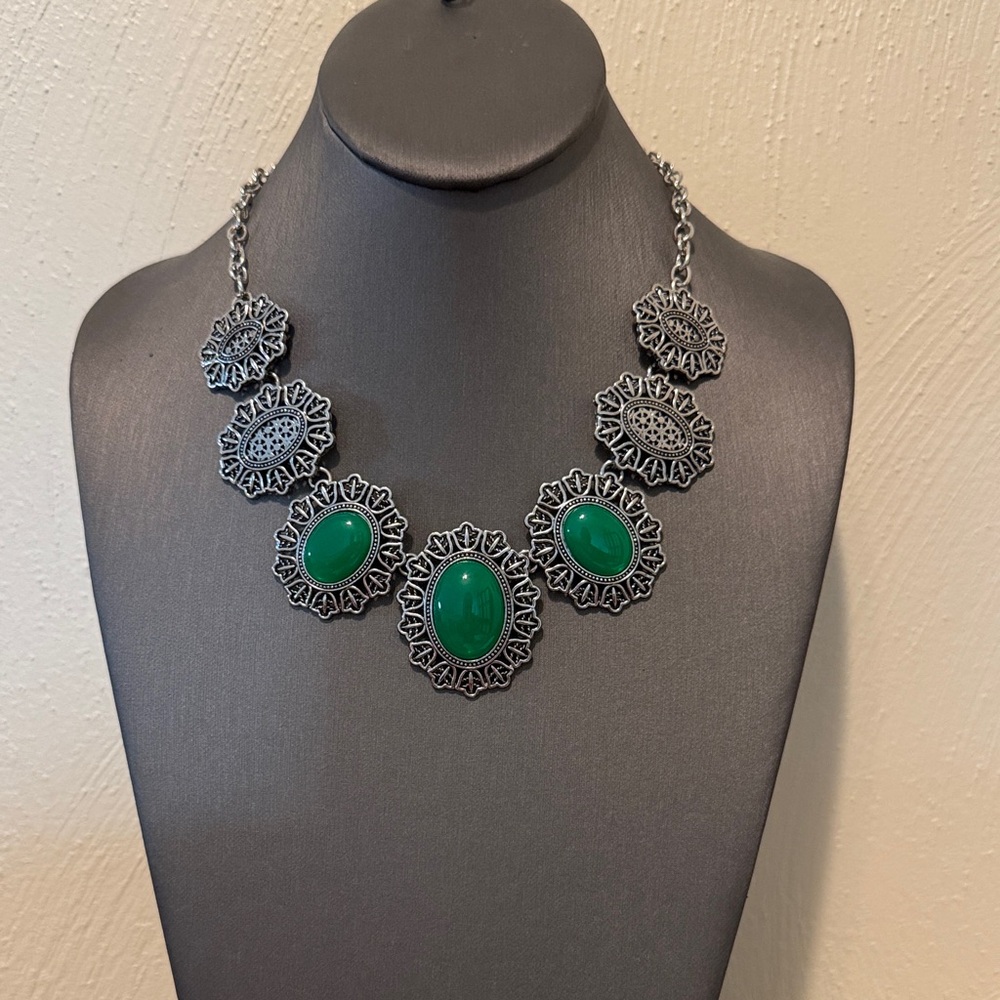 🍂Silver and Green Statement Necklace